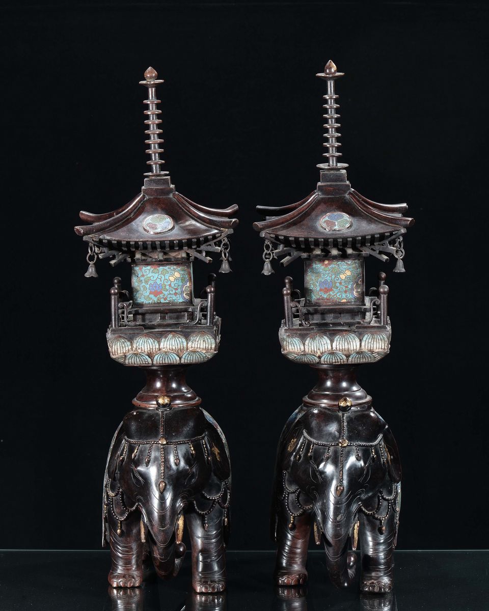 Grande Coppia di Elefanti con Pagoda in Bronzo e Cloisonnè, Giappone, XIX Secolo