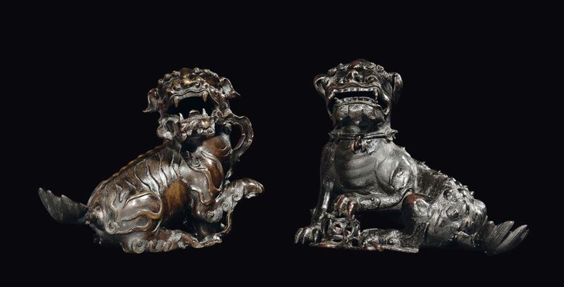 A pair of bronze Pho dogs, China, Ming Dynasty, 17th century  - Auction Fine Chinese Works of Art - II - Cambi Casa d'Aste