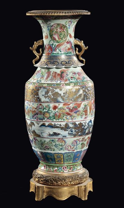 Vaso in Porcellana Imari Famiglia Rosa Montato su Base in Bronzo Dorato con Decoro Naturalistico,...