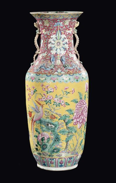 Grande Vaso in Porcellana Famiglia Rosa a Fondo Giallo con Decoro Naturalistico, Cina, Dinastia Q...