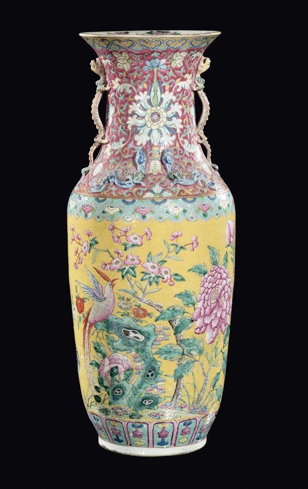 Grande vaso in porcellana Famiglia Rosa a fondo giallo con decoro naturalistico, Cina, Dinastia Qing, XIX secolo