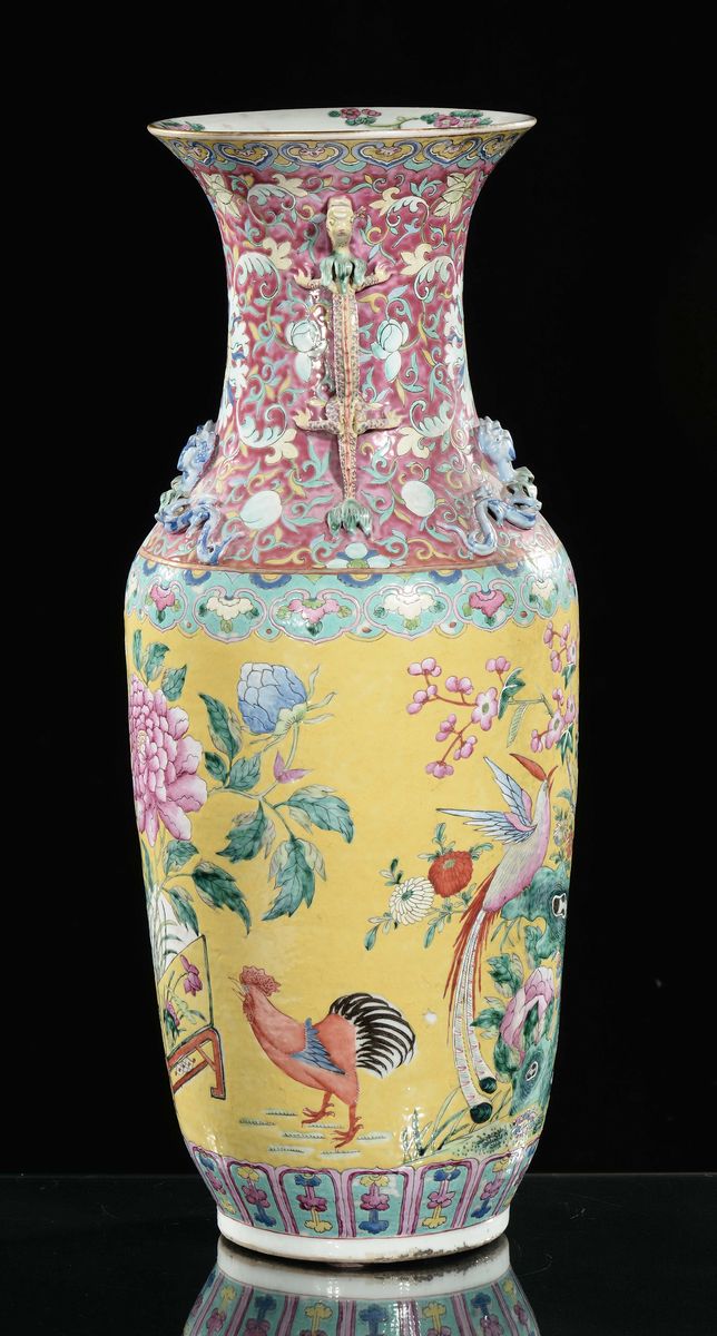 Grande Vaso in Porcellana Famiglia Rosa a Fondo Giallo con Decoro Naturalistico, Cina, Dinastia Q...