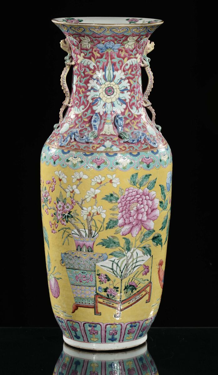 Grande Vaso in Porcellana Famiglia Rosa a Fondo Giallo con Decoro Naturalistico, Cina, Dinastia Q...