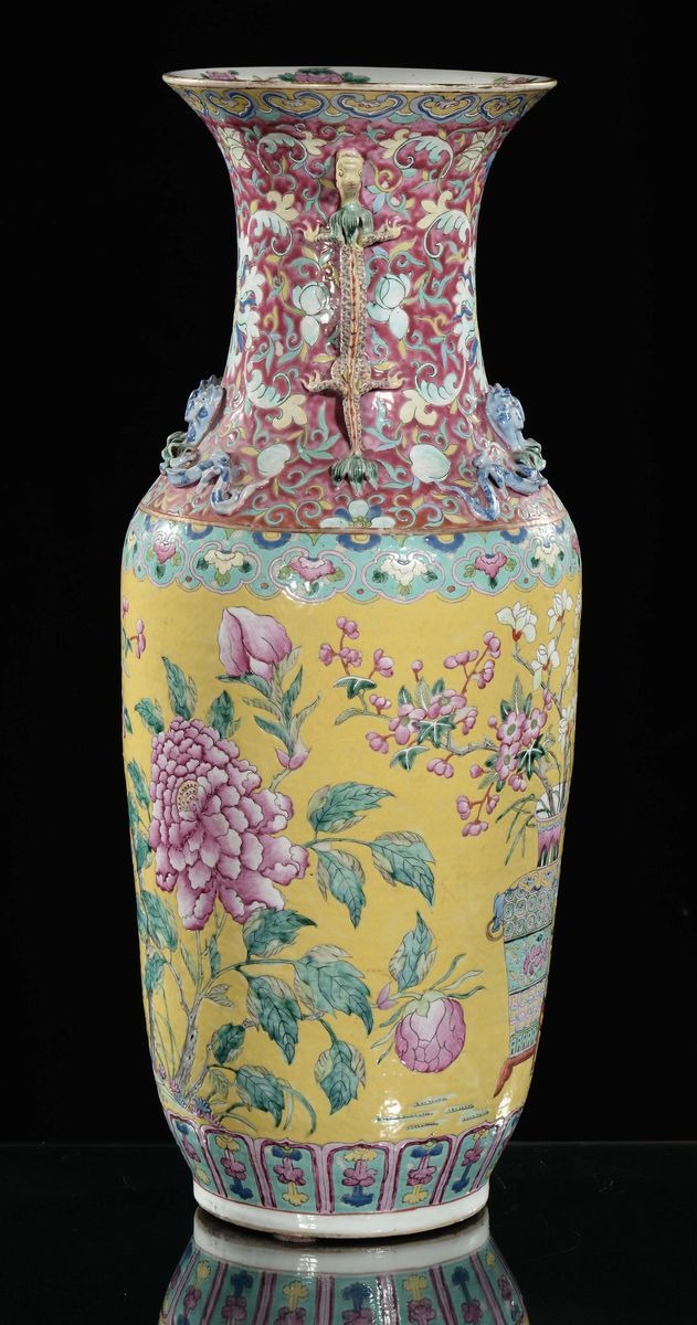 Grande Vaso in Porcellana Famiglia Rosa a Fondo Giallo con Decoro Naturalistico, Cina, Dinastia Q...