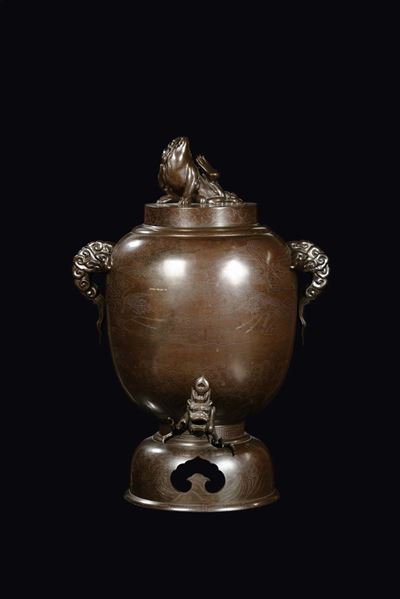 Acquamanile in Bronzo con Manici a Guisa di Teste di Elefante, Giappone, Periodo Meiji, XIX Secol...