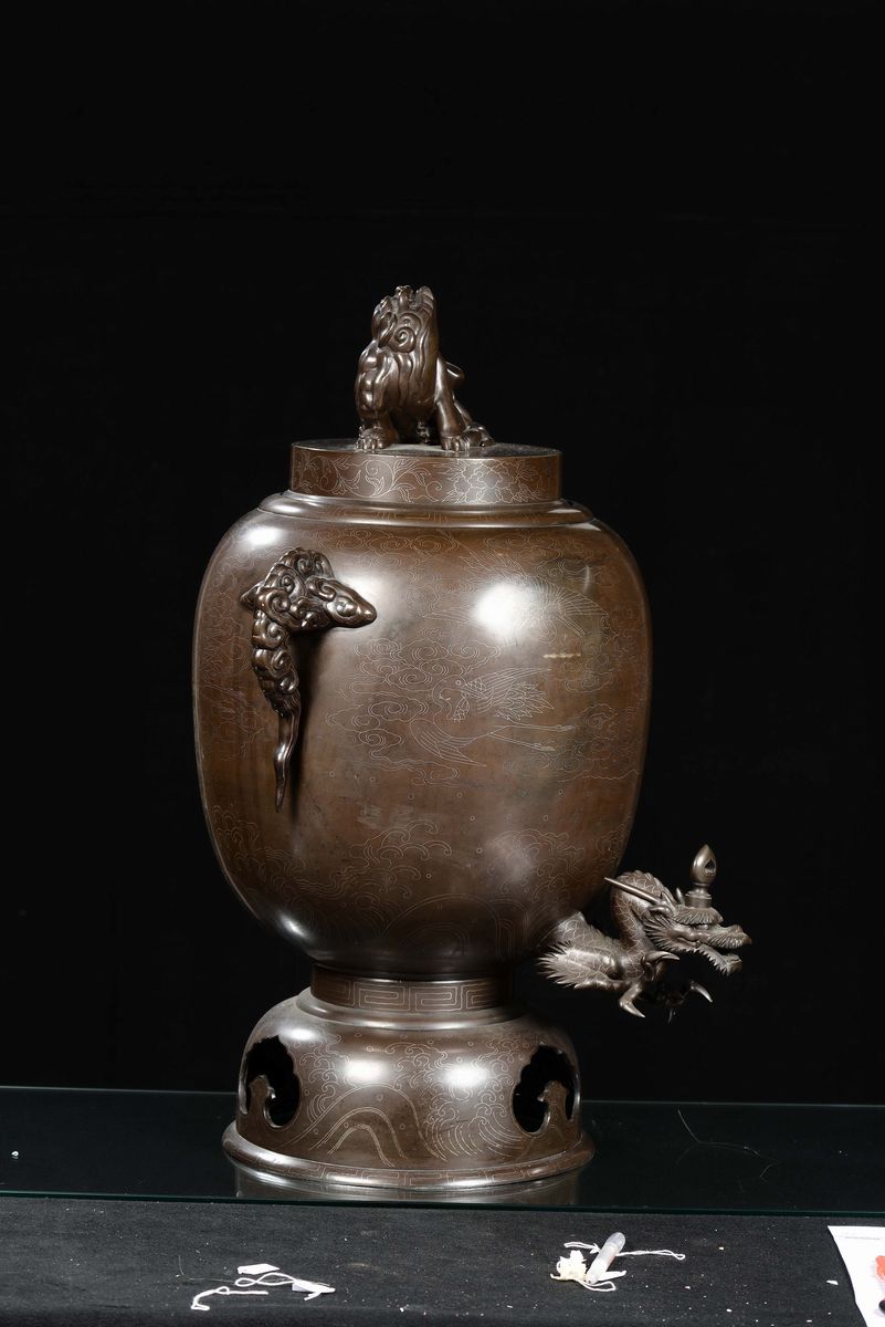 Acquamanile in Bronzo con Manici a Guisa di Teste di Elefante, Giappone, Periodo Meiji, XIX Secol...