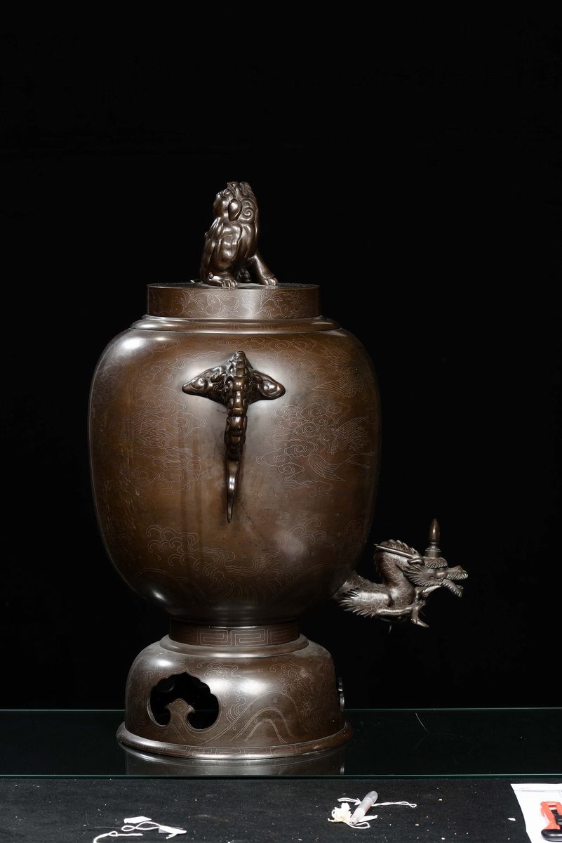 Acquamanile in Bronzo con Manici a Guisa di Teste di Elefante, Giappone, Periodo Meiji, XIX Secol...