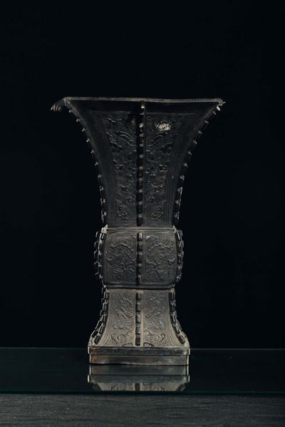 Vaso in Bronzo di Forma Arcaica Decorato a Rilievo con Motivi Ricorrenti di Gusto Shang, Cina, Di...
