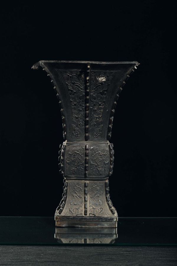 Vaso in bronzo di forma arcaica decorato a rilievo con motivi ricorrenti di gusto Shang, Cina, Dinastia Ming, XVII secolo