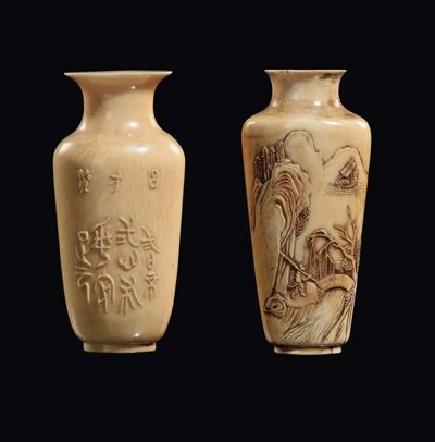 Coppia di Vasetti in Avorio con Iscrizioni e Paesaggi, Cina, Inizio XX Secolo