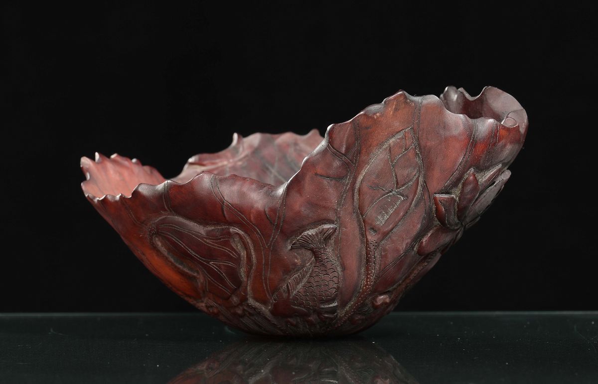 Coppa da Libagione in Corno Scolpito con Raffigurazioni di Pesci, Cina, Dinastia Qing, XIX Secolo