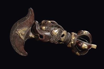 Oggetto Rituale in Bronzo e Bronzo Dorato Scolpito a Guisa di Testa di Animale con Decori in Rili...