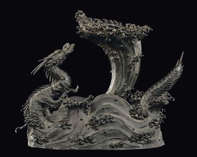 Gruppo in Bronzo con Drago con Cornucopia nella Forma di una Coppa da Libagione, Cina, Dinastia M...