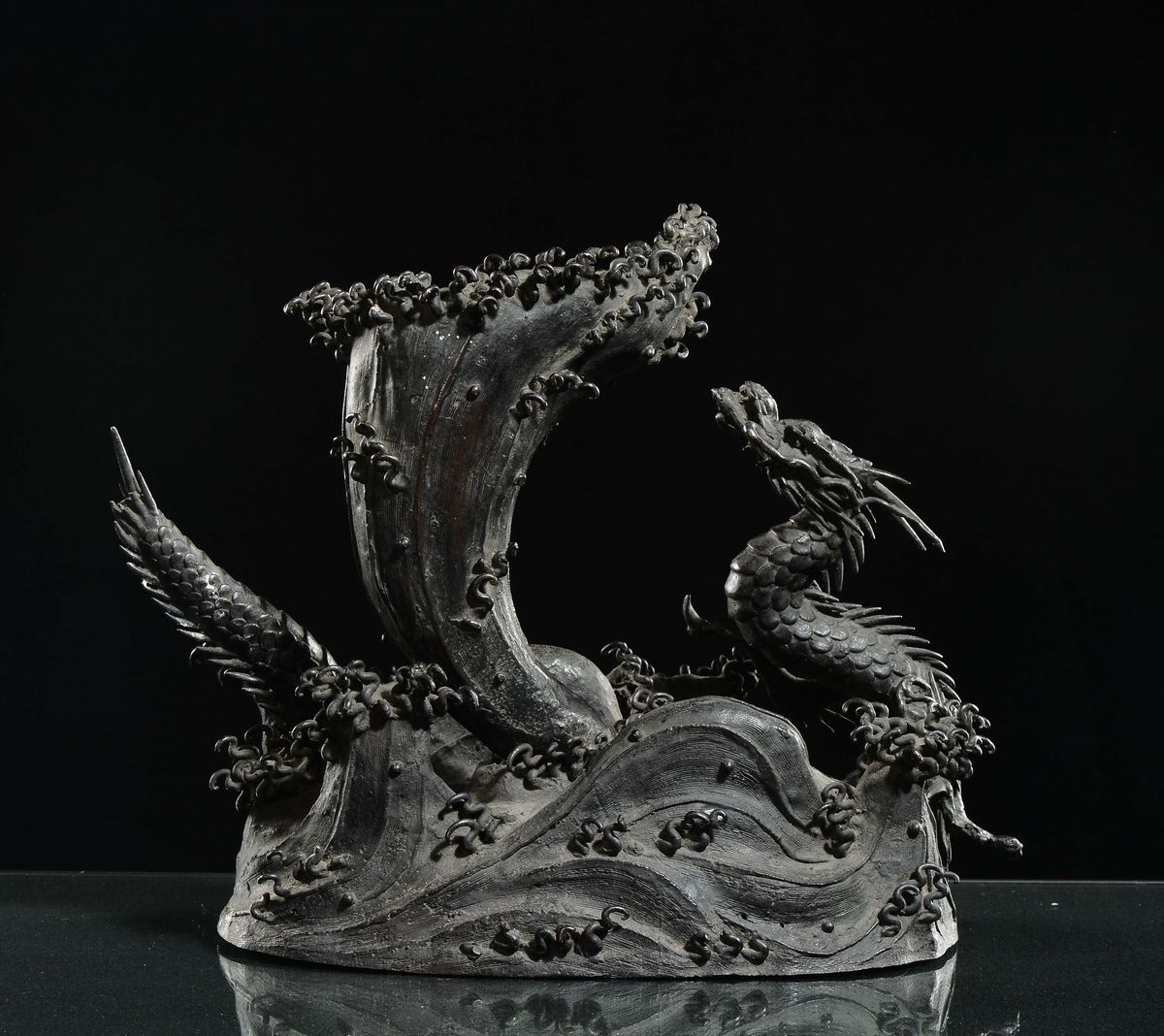 Gruppo in Bronzo con Drago con Cornucopia nella Forma di una Coppa da Libagione, Cina, Dinastia M...