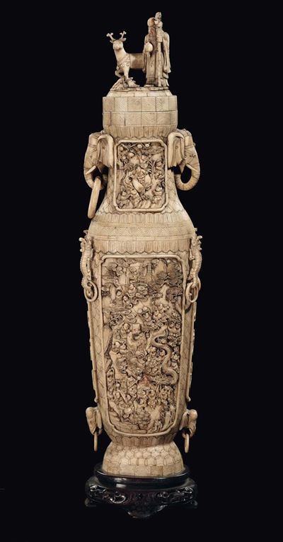 Grande Vaso in Avorio e Osso Inciso con Scene di Vita di Corte, Cina, Dinastia Qing, XIX Secolo