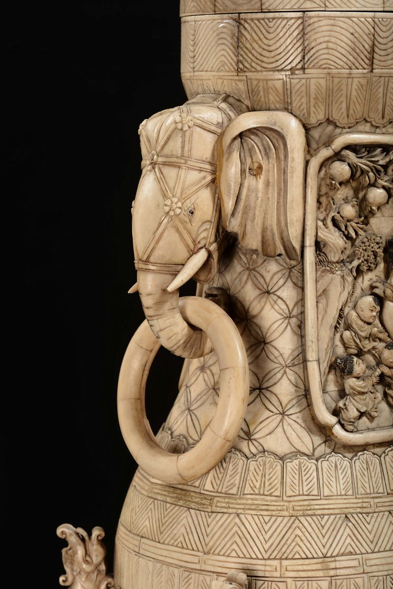 Grande Vaso in Avorio e Osso Inciso con Scene di Vita di Corte, Cina, Dinastia Qing, XIX Secolo