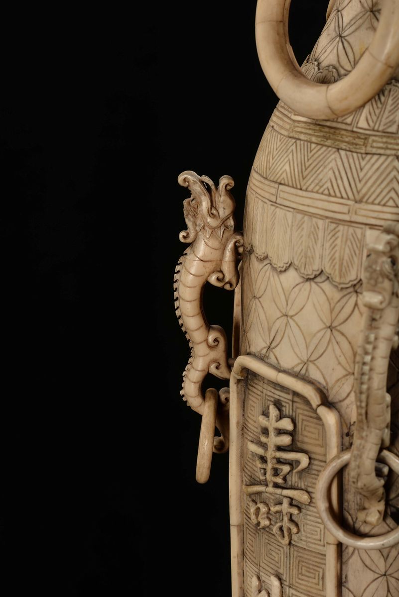 Grande Vaso in Avorio e Osso Inciso con Scene di Vita di Corte, Cina, Dinastia Qing, XIX Secolo