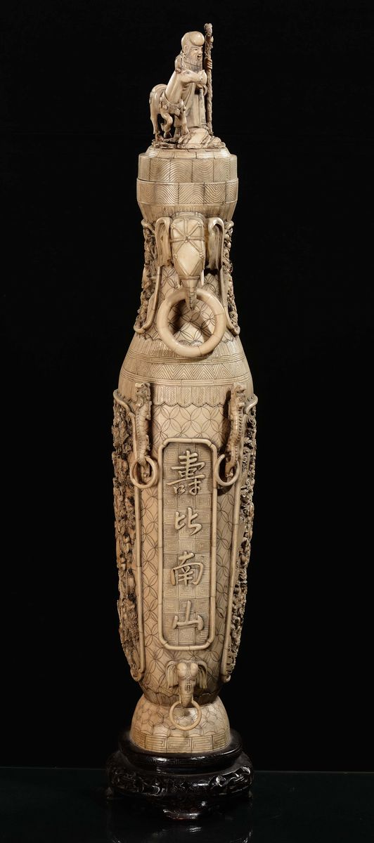Grande Vaso in Avorio e Osso Inciso con Scene di Vita di Corte, Cina, Dinastia Qing, XIX Secolo