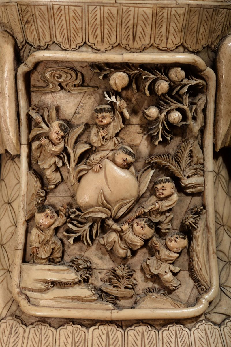 Grande Vaso in Avorio e Osso Inciso con Scene di Vita di Corte, Cina, Dinastia Qing, XIX Secolo