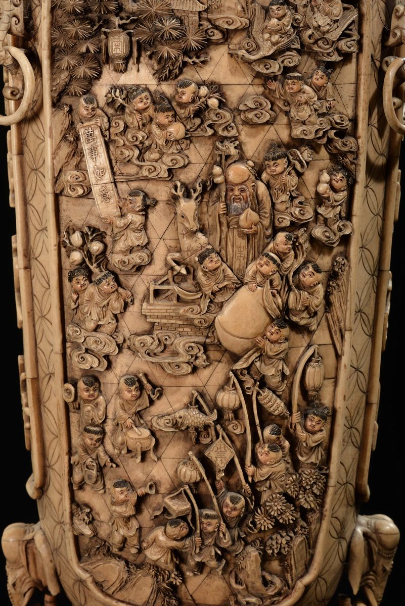 Grande Vaso in Avorio e Osso Inciso con Scene di Vita di Corte, Cina, Dinastia Qing, XIX Secolo
