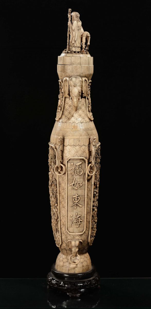 Grande Vaso in Avorio e Osso Inciso con Scene di Vita di Corte, Cina, Dinastia Qing, XIX Secolo