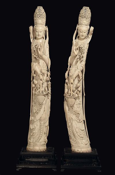 Coppia di Guanyin con Cestino e Fiori in Avorio Scolpito, Cina, Dinastia Qing, Fine XIX Secolo
