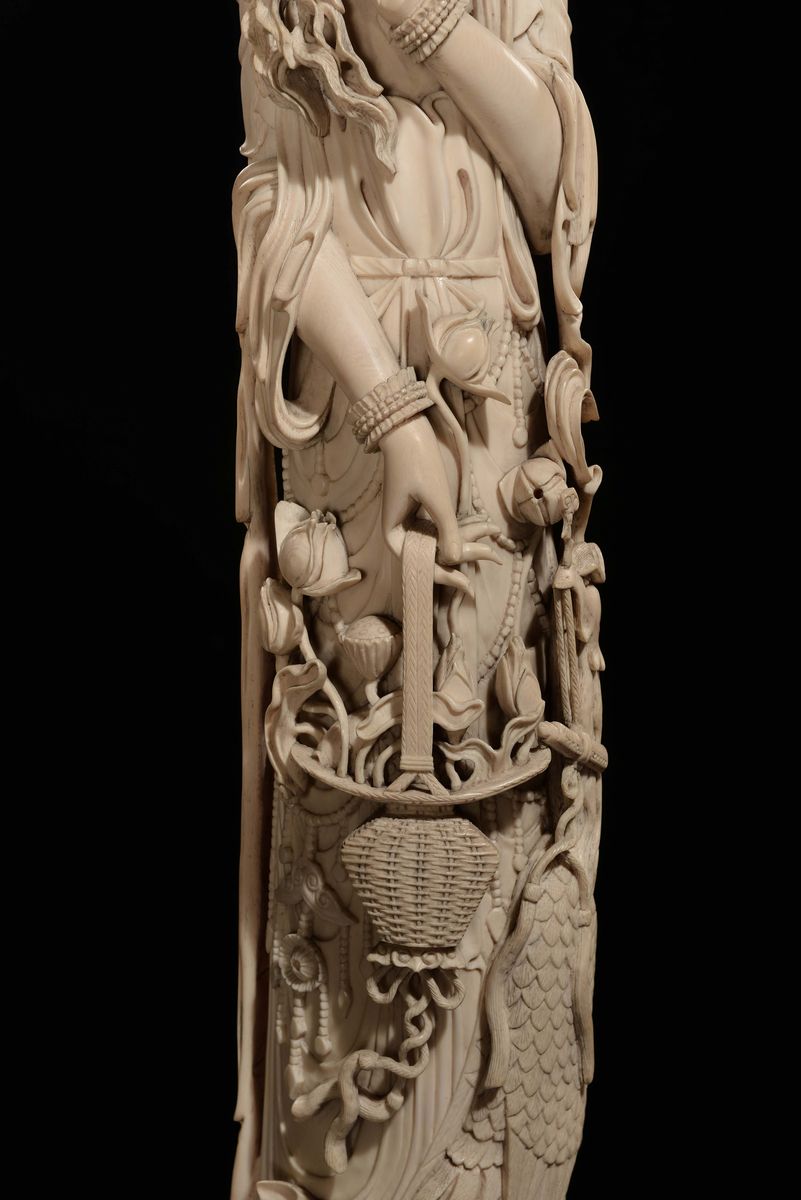 Coppia di Guanyin con Cestino e Fiori in Avorio Scolpito, Cina, Dinastia Qing, Fine XIX Secolo