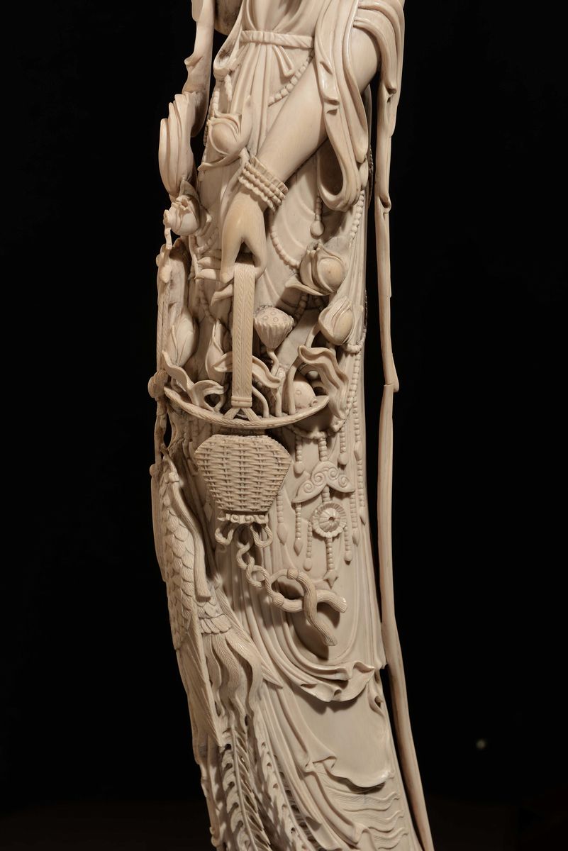 Coppia di Guanyin con Cestino e Fiori in Avorio Scolpito, Cina, Dinastia Qing, Fine XIX Secolo