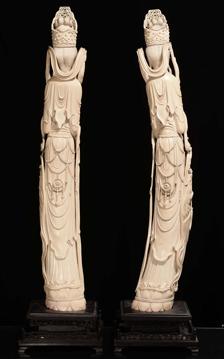 Coppia di Guanyin con Cestino e Fiori in Avorio Scolpito, Cina, Dinastia Qing, Fine XIX Secolo