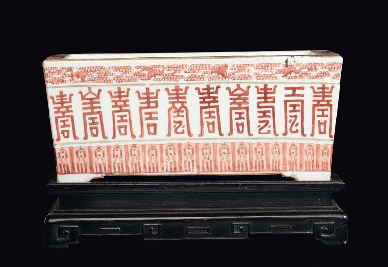 Giardiniera in porcellana con decoro ad iscrizioni rosso ferro, Cina, Dinastia Qing, fine XIX secolo  - Asta Fine Chinese Works of Art - II - Cambi Casa d'Aste