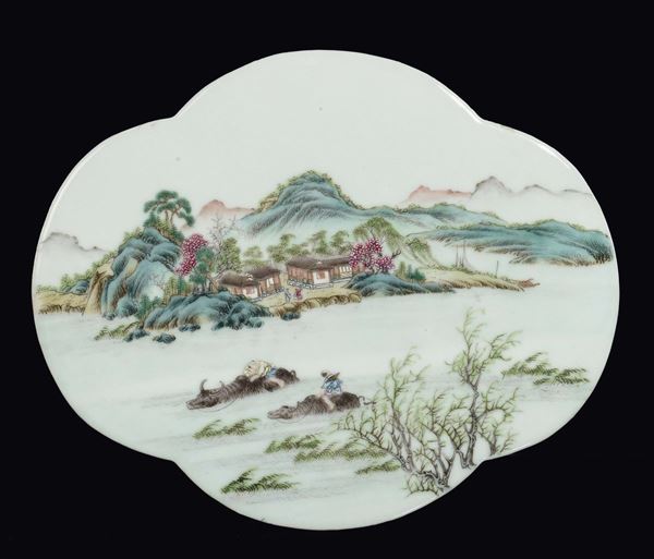Sei placche in porcellana Famiglia Rosa con paesaggi e scene di vita orientale, Cina, Dinastia Qing, XIX secolo