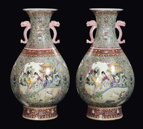 Coppia di vasi in porcellana Famiglia Rosa a doppia ansa con scene di vita di corte entro riserve, Cina, Repubblica, XX secolo