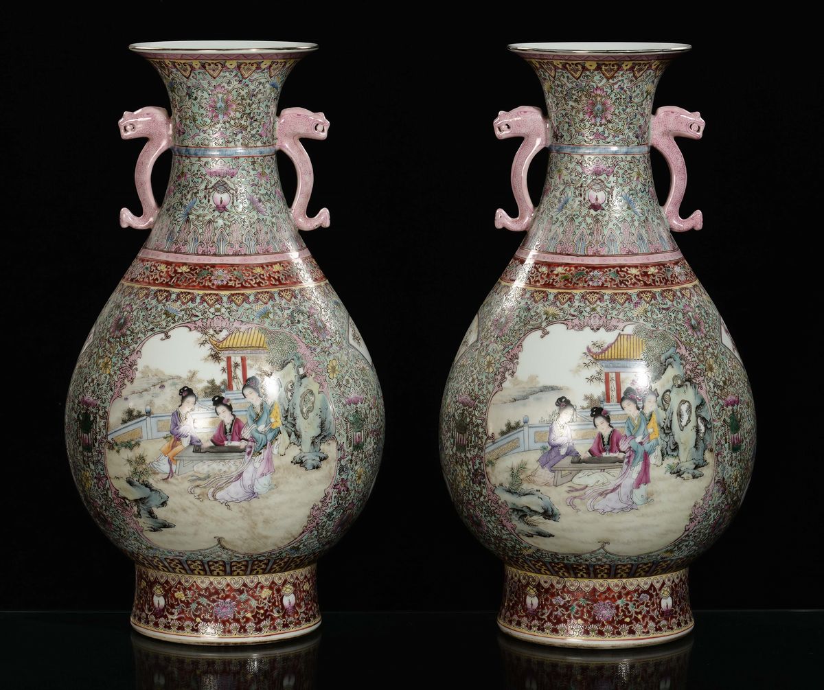 Coppia di Vasi in Porcellana Famiglia Rosa a Doppia Ansa con Scene di Vita di Corte Entro Riserve...