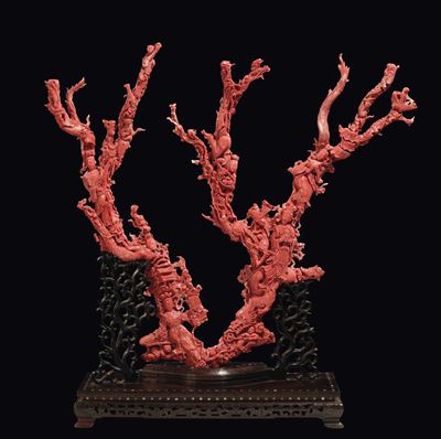 Importante e Monumentale Corallo Rosso Scolpito con Raffigurazioni di Guanyin, Animali e Vegetazi...