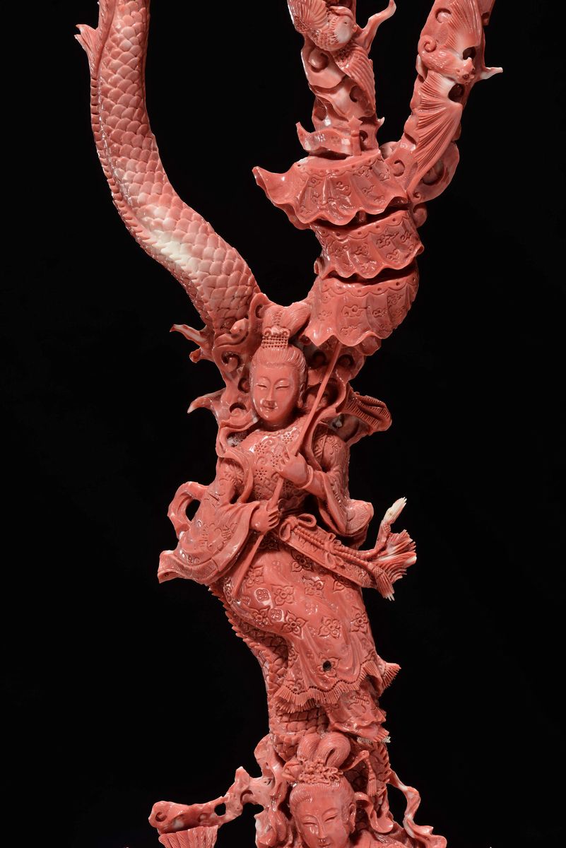 Importante e Monumentale Corallo Rosso Scolpito con Raffigurazioni di Guanyin, Animali e Vegetazi...