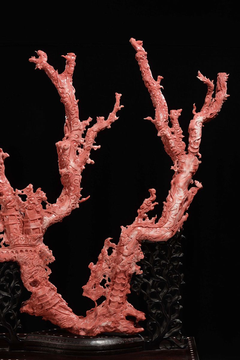 Importante e Monumentale Corallo Rosso Scolpito con Raffigurazioni di Guanyin, Animali e Vegetazi...