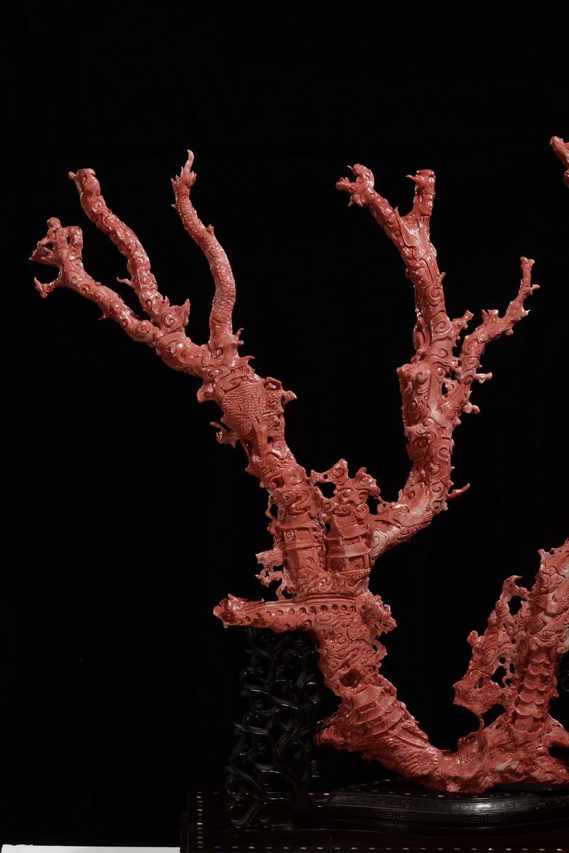 Importante e Monumentale Corallo Rosso Scolpito con Raffigurazioni di Guanyin, Animali e Vegetazi...