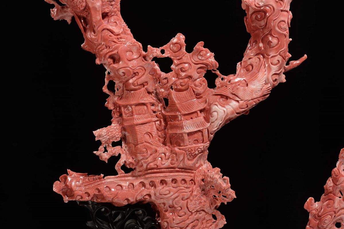 Importante e Monumentale Corallo Rosso Scolpito con Raffigurazioni di Guanyin, Animali e Vegetazi...