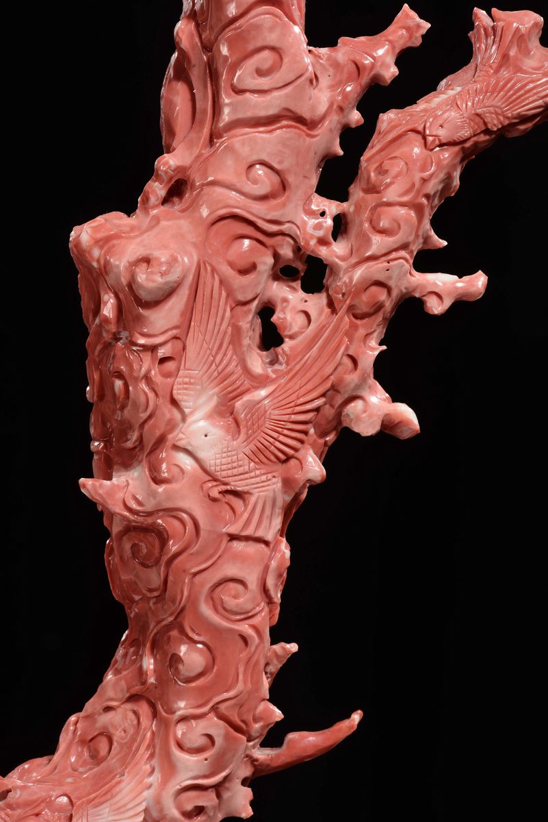 Importante e Monumentale Corallo Rosso Scolpito con Raffigurazioni di Guanyin, Animali e Vegetazi...