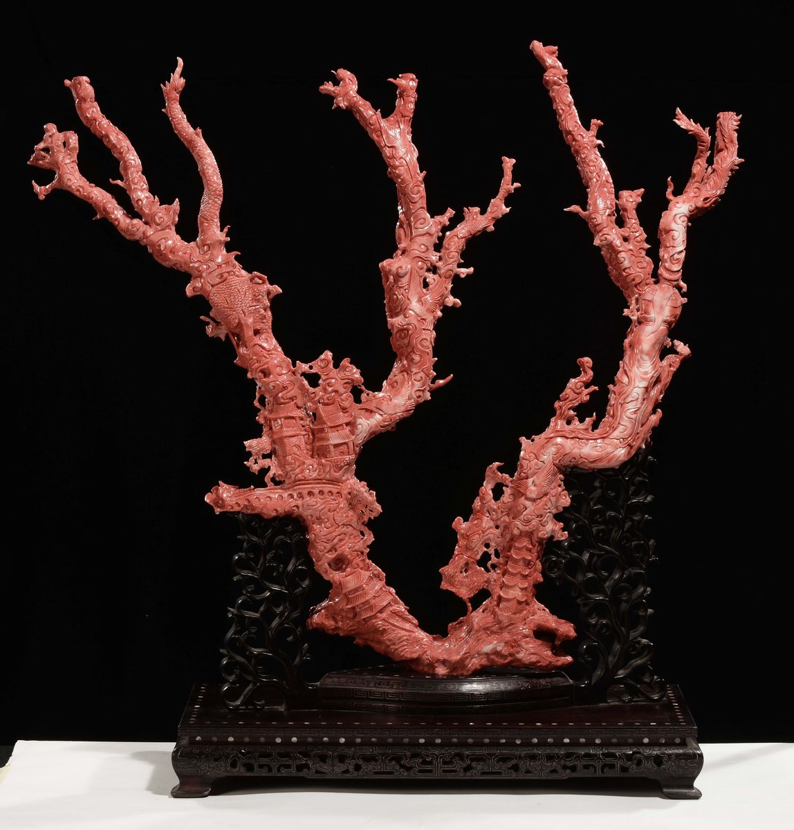 Importante e Monumentale Corallo Rosso Scolpito con Raffigurazioni di Guanyin, Animali e Vegetazi...