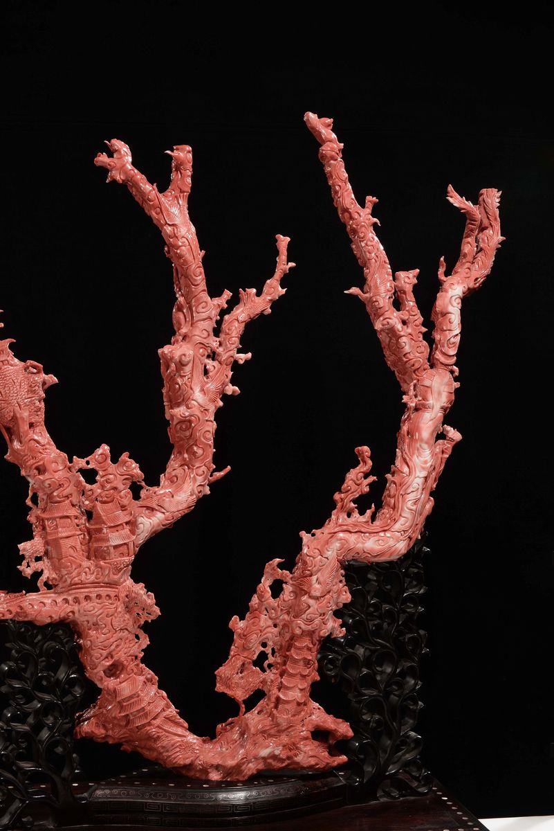 Importante e Monumentale Corallo Rosso Scolpito con Raffigurazioni di Guanyin, Animali e Vegetazi...