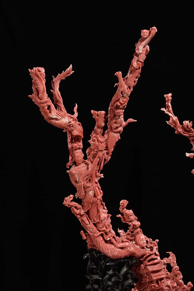 Importante e Monumentale Corallo Rosso Scolpito con Raffigurazioni di Guanyin, Animali e Vegetazi...