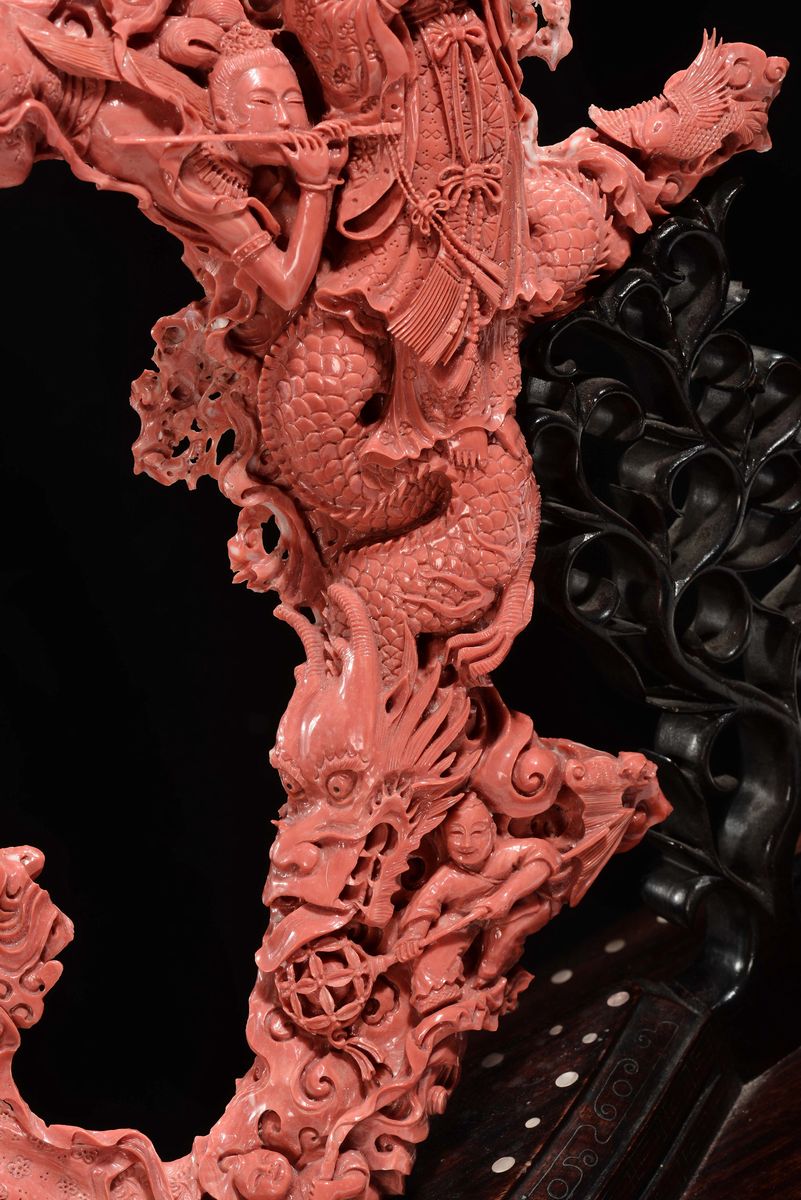Importante e Monumentale Corallo Rosso Scolpito con Raffigurazioni di Guanyin, Animali e Vegetazi...