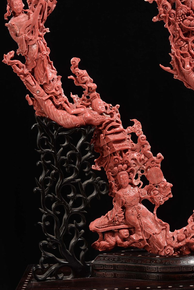 Importante e Monumentale Corallo Rosso Scolpito con Raffigurazioni di Guanyin, Animali e Vegetazi...