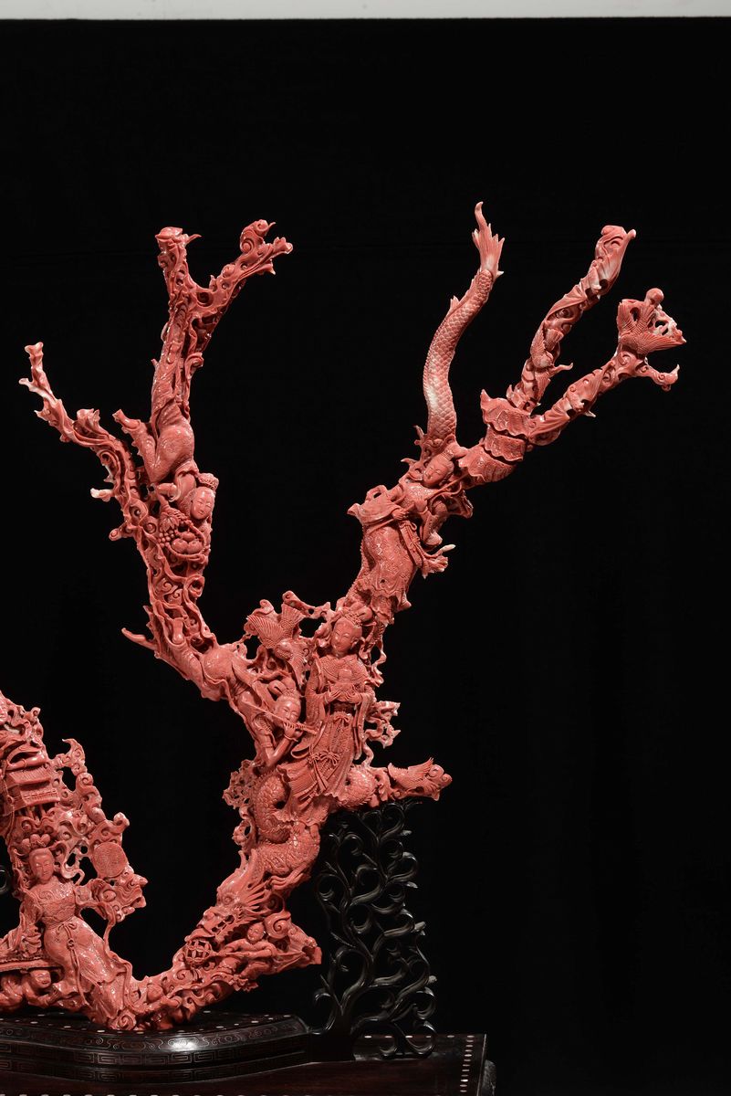Importante e Monumentale Corallo Rosso Scolpito con Raffigurazioni di Guanyin, Animali e Vegetazi...