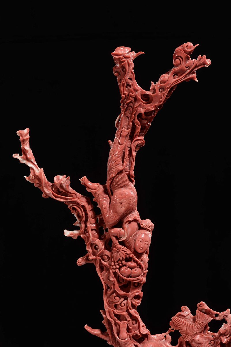 Importante e Monumentale Corallo Rosso Scolpito con Raffigurazioni di Guanyin, Animali e Vegetazi...