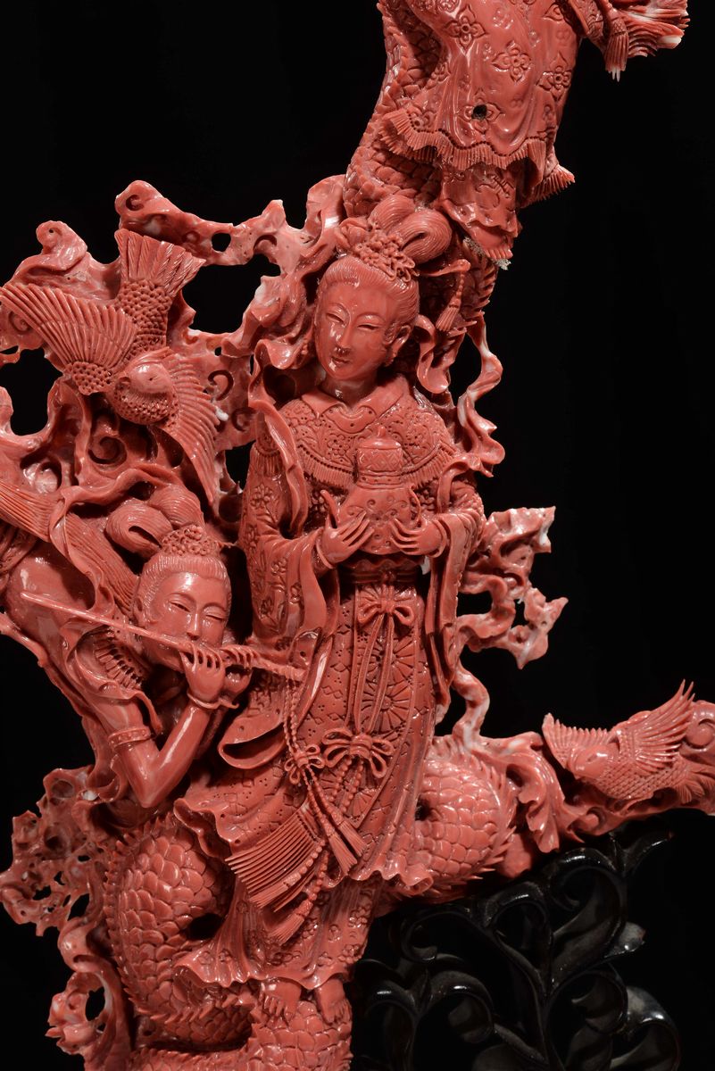 Importante e Monumentale Corallo Rosso Scolpito con Raffigurazioni di Guanyin, Animali e Vegetazi...