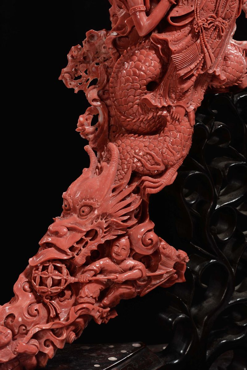 Importante e Monumentale Corallo Rosso Scolpito con Raffigurazioni di Guanyin, Animali e Vegetazi...