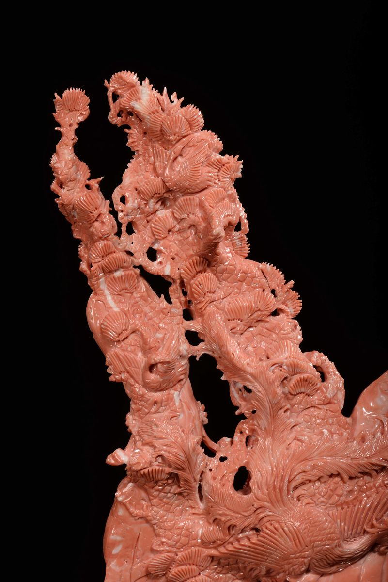 Importante e Monumentale Corallo Arancio con Guanyin e Dignitari con Due Iscrizioni, Cina, Dinast...