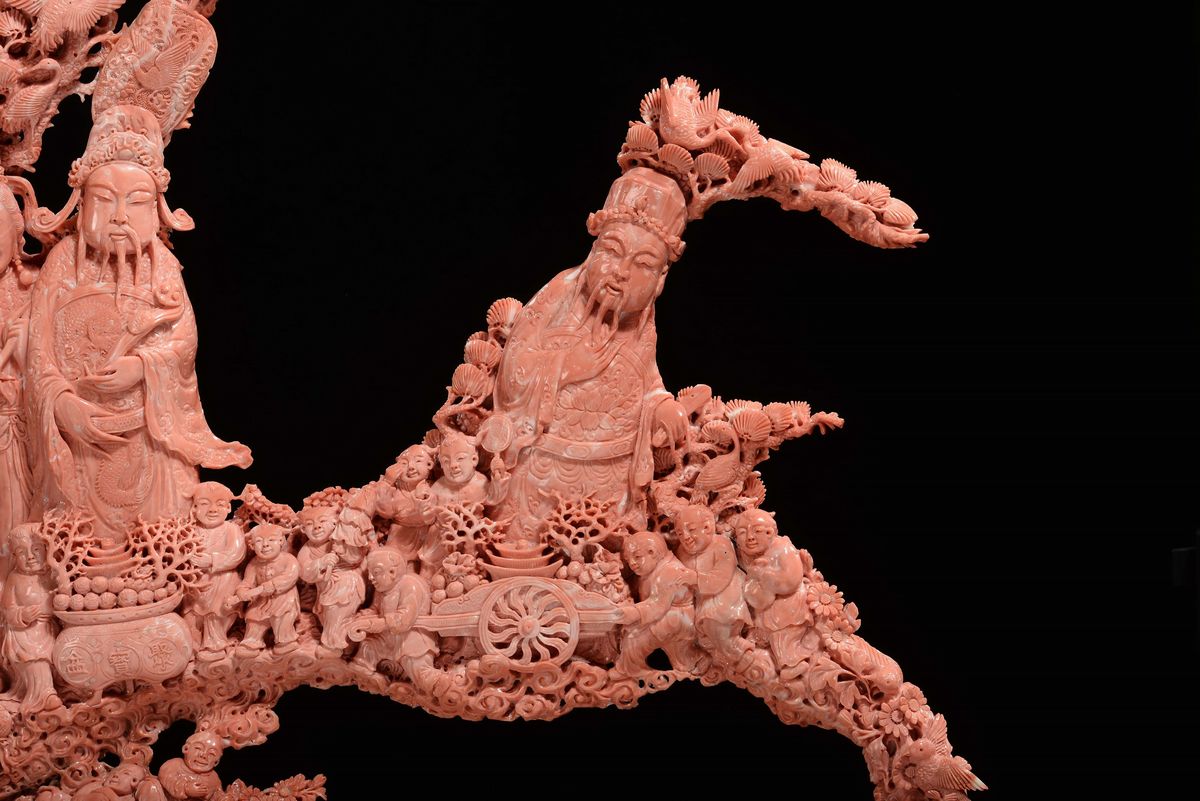 Importante e Monumentale Corallo Arancio con Guanyin e Dignitari con Due Iscrizioni, Cina, Dinast...